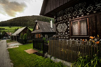 Trekking w Sulowskich Skałach i wioska Čičmany